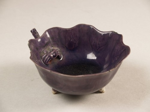 Waterdruppelaar in de vorm van een blad, met 3 voetjes en bedekt met paars glazuur